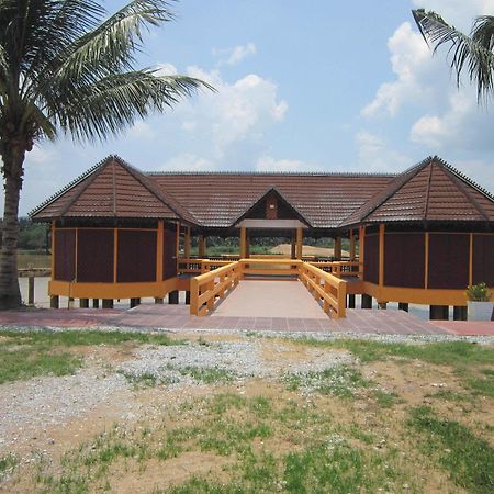Green Village Pasir Salak Eco River Resort Kampung Gajah  Екстер'єр фото