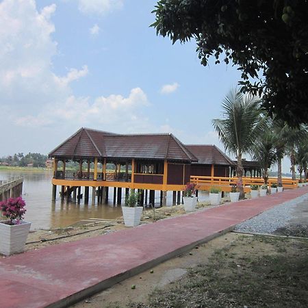 Green Village Pasir Salak Eco River Resort Kampung Gajah  Екстер'єр фото